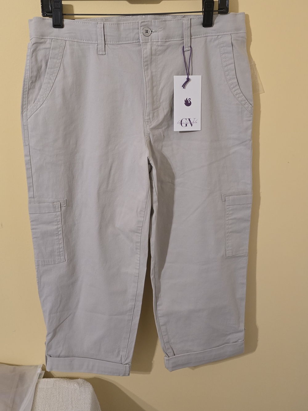 Gloria Vanderbilt Light Tan Capri Cargo Pants